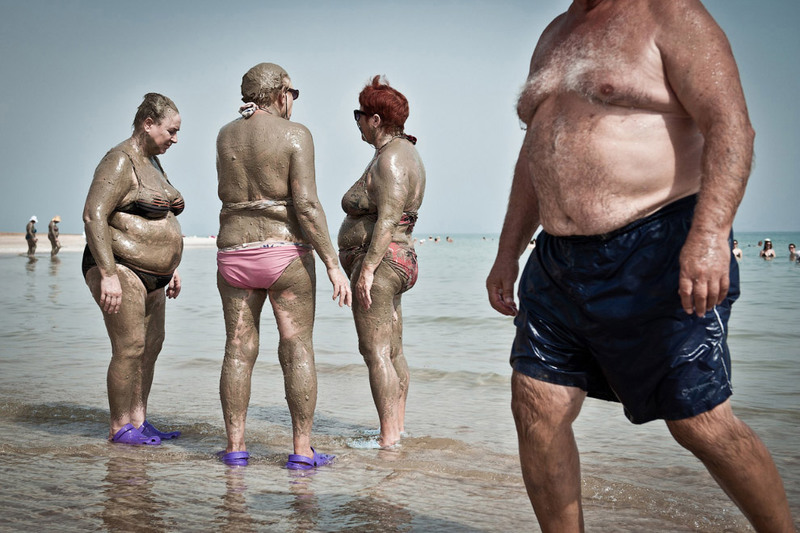 5 Категория «Люди». Автор - Nicholas Riley. На снимке искатели вечной молодости на Мертвом море.