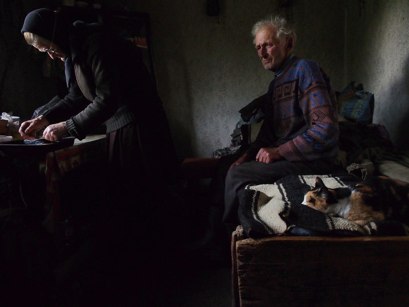 7 Категория «Люди». Автор - Roberto Fiore. "Ожидание". На снимке дед ждет, пока жена приготовит хлеб.