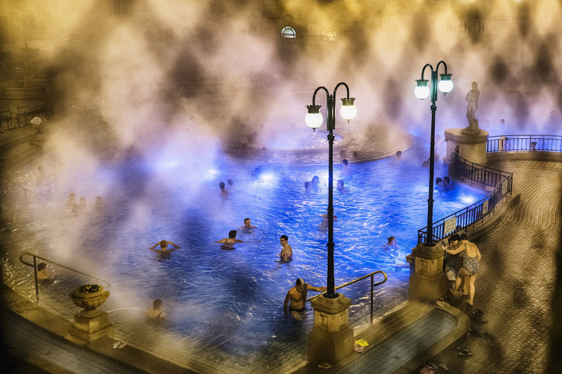 9 Категория "Места". Победитель в данной категории. Автор - Triston Yeo. Зимняя купальня в Будапеште.