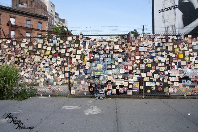 Лиу Болин «слился» с забором, на котором перечислены имена людей, погибших во время терактов.