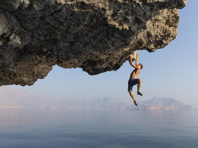 16 Альпинист Алекс Хоннолд висит на одной из скал в Омане. Автор - Джимми Чин.
