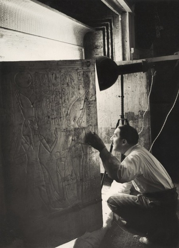 6. На фото археолог Говард Картер, который заглядывает в открытую дверь гробницы Тутанхамона. 1924 год. Источник: Pinterest.