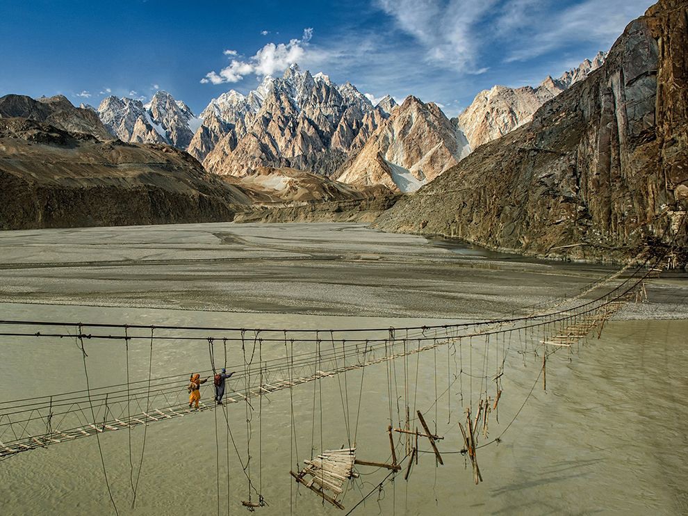 25 "Сила нити". Автор - Kieron Nelson. Мост Хуссаини - один из самых опасных и ненадёжных мостов в мире над озером Хусаини-Борит в Пакистане.