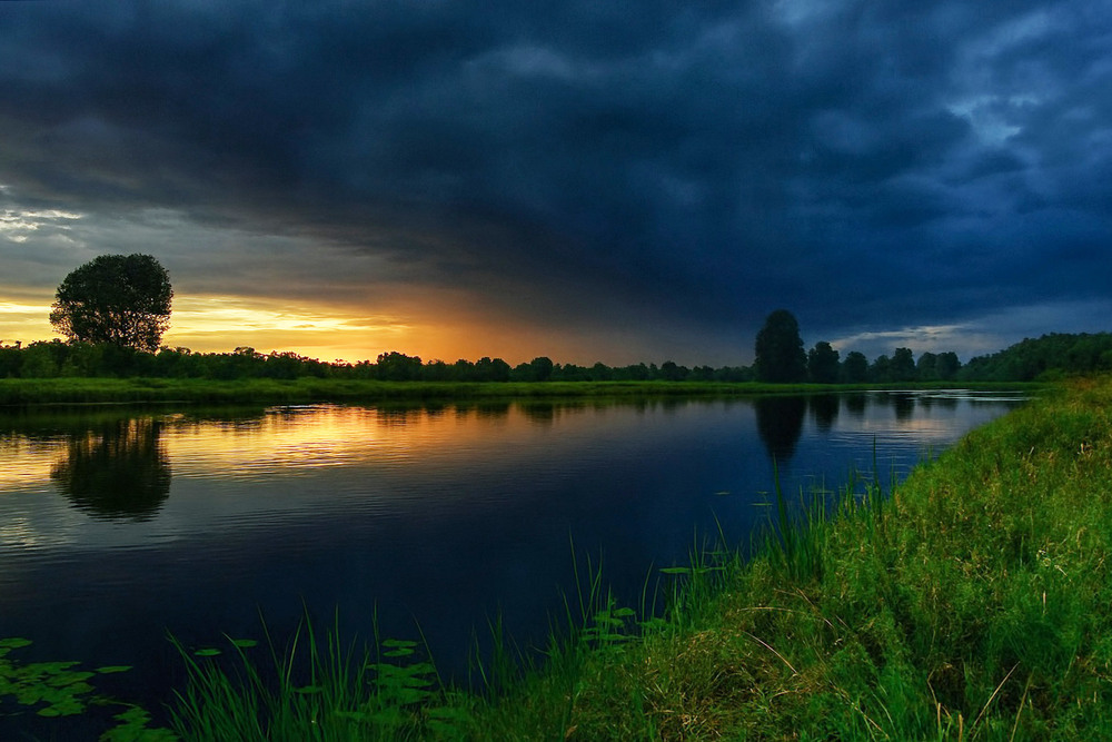 Грозовий фронт наприкінці дня на озері Солонецьке Author: Зоя та Олександр