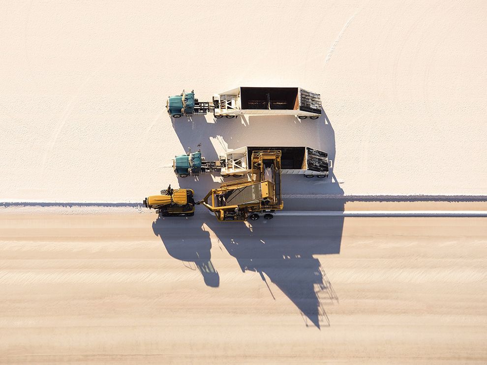 30 "Драгоценные минералы". Автор - Jassen T. Уборочная машина собирает соль из кристаллизаторного пруда возле Большого Соленого озера в штате Юта (США).