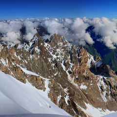 Самая высокая точка на фотографии гора Эльбрус.