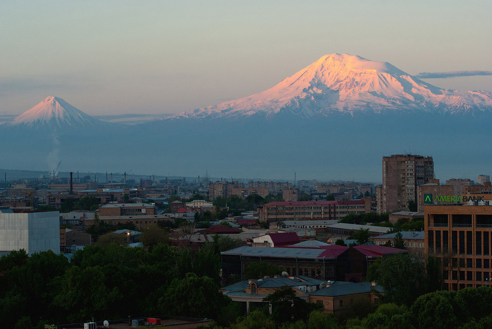 Арарат ереван. Арарат (город, Армения). Армения вид на Арарат с каскада. Гора Арарат вид с Еревана. Арарат из Еревана.