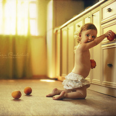 Девочка с персиками