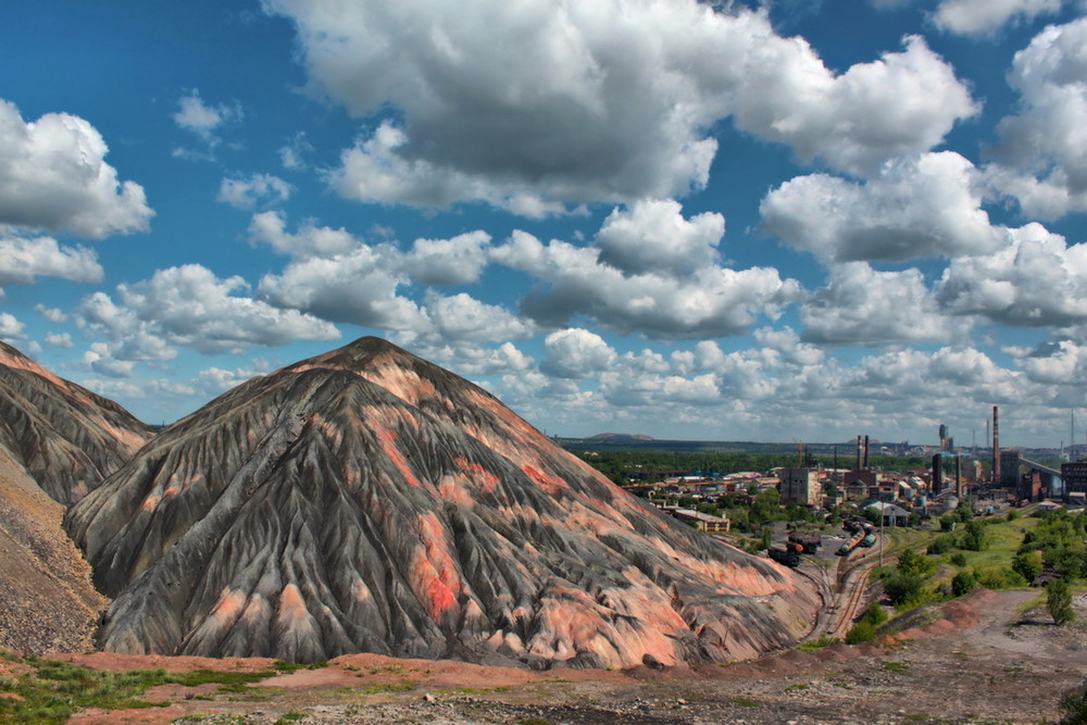 Mining mountain. Террикон Шахты. Террикон гора Шахты. Донецкие горы Террикон Донецк. Террикон Шахты Челюскинцев.