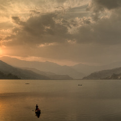Закат над озером Фева, Покхара