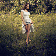 на лесной поляне в летнем платье