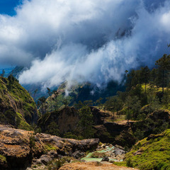 Ущелье с горячими источниками в кальдере вулкана Ринджани