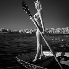 Девушка с веслом