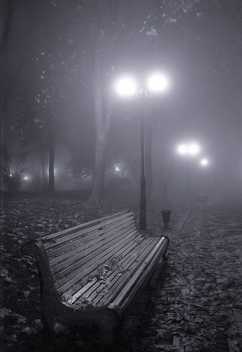 Какие грустные места. Грустное место. Скамейка ночью. Пустая скамейка. Мрачный ночной парк.