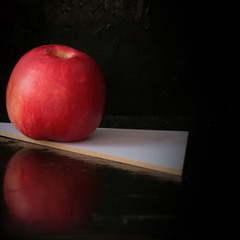 Нічний натюрморт зі світлом