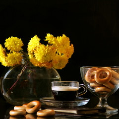 Утро, аромат свежесваренного кофе и любимые жёлтые цветы.