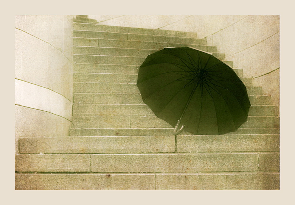 лестница зонта. праздник зонтика. современные уличные зонтики. улица парящих зонтиков, агеда, португалия. красивые зонтики высокого разрешения.