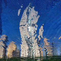 Отражение высоток в бассейне