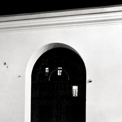 Три окна и арка