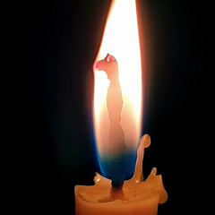Живущий в пламени свечи