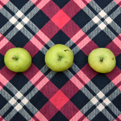 Три яблока