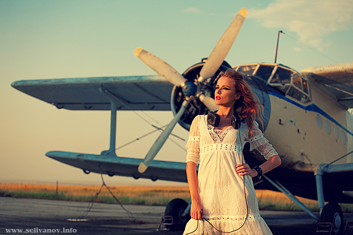 Около самолета. Фотосессия с самолетом. Фотосет с самолетом. Девушка с самолетиком. Девушка на аэродроме.