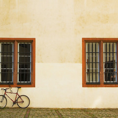 Два вікна та велосипед