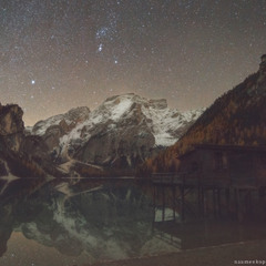 Италия. Звездная ночь на озере Braies.