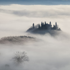 Италия. Тоскана. Туманное утро в долине Валь Д'Орча