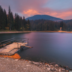 Озеро Синевир на закате.