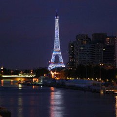 Eiffel tower on summer night ...