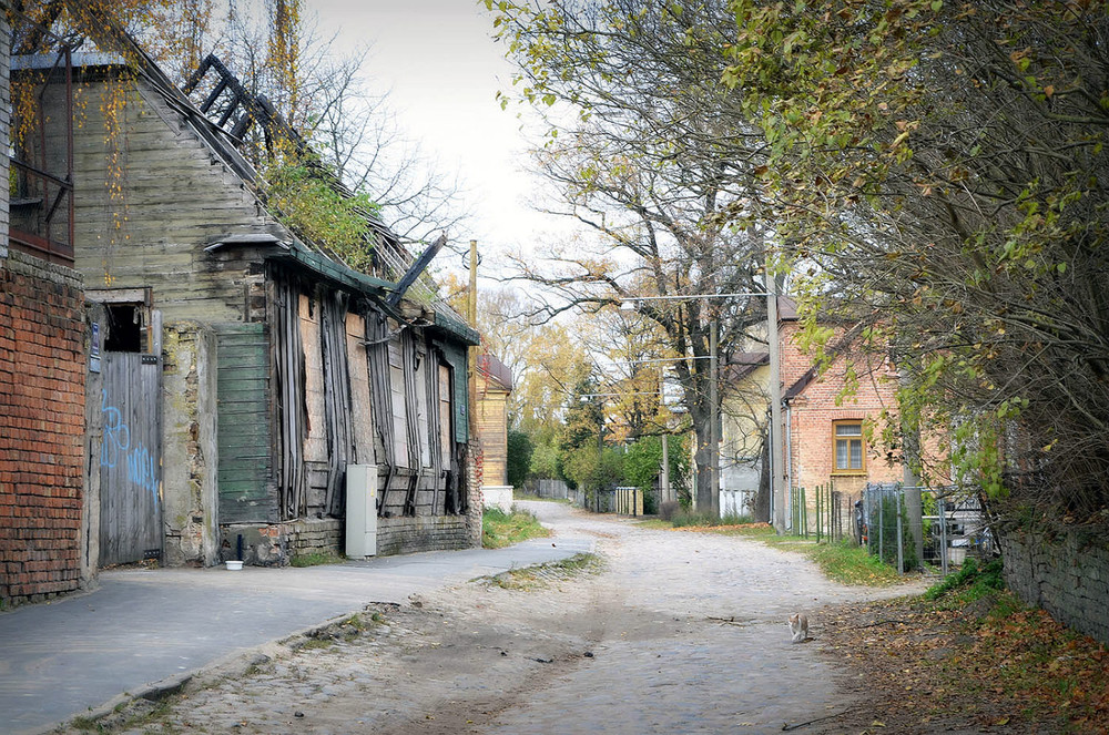 Старый двор. Старинные улочки России. Улица со старыми домами. Старые улицы России.