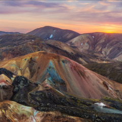 Закат на цветных горах