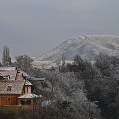 Рыжий дом на фоне белой горы