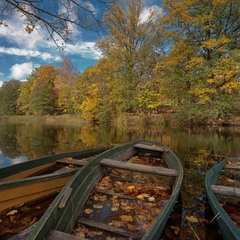На лодках причалила осень...