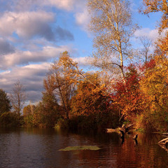 Осенний пейзаж с рекой и облаками
