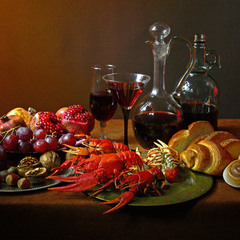 Красное вино, раки и фрукты
