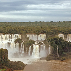 Красивое могущество водопада Игуассу...