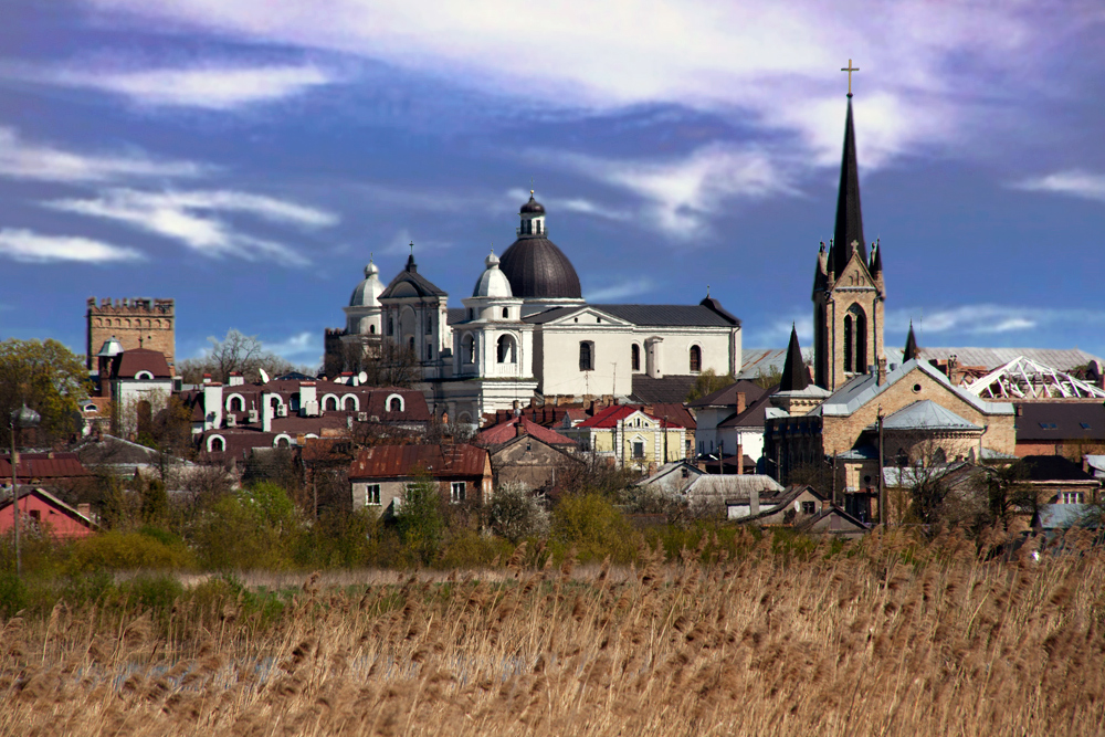 В провинциальном городке. Провинциальный городок. Луцк пейзажи. Захолустный. Утро в Старом польском Городке.