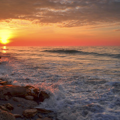 Бурхливе море на сході сонця