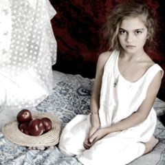 девочка с яблоками