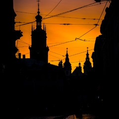 Ранок у Львові, ще темно на дворі.
