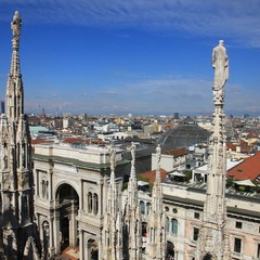 Вид на город с крыши собора Дуомо.