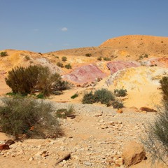 Цветные пески кратера Махтеш Гадоль.