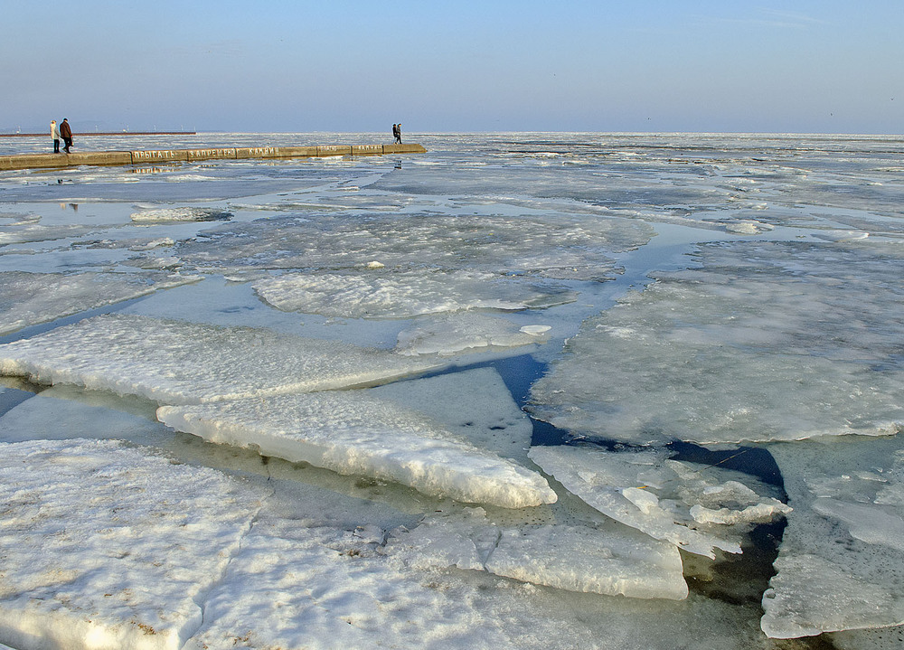 Тает лет. Тает лед. Подтаявший лед. Тающий лед. Тает лед фото.