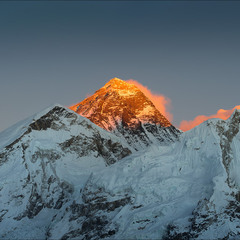 Эверест в лучах заходящего солнца