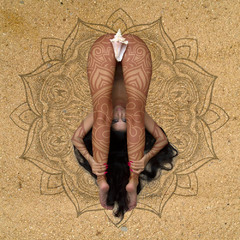Йога на песке