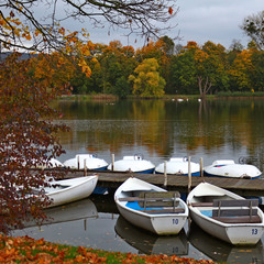 Осенний этюд с лодками