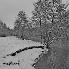 Пейзаж с рекой под снегом