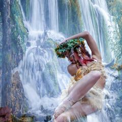 Девушка у водопада...